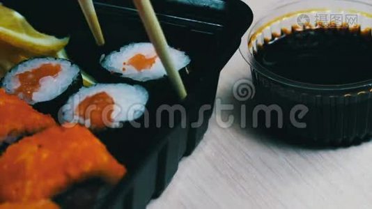 新鲜日本生姜芥末寿司和卷，中国宏木棍视频