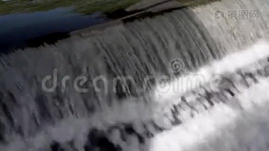 河闸上的瀑布.. 升降闸门的机构视频
