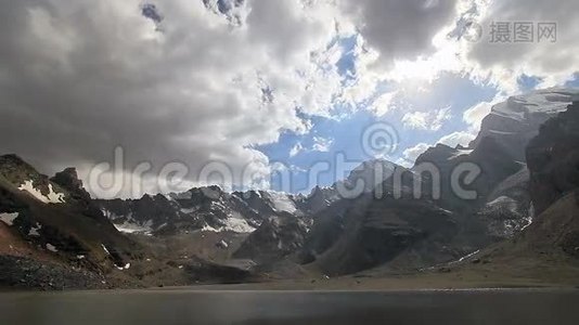 山，湖和云.. 塔日基斯浑湖视频