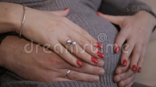 男性和女性的手抚摸怀孕的腹部视频