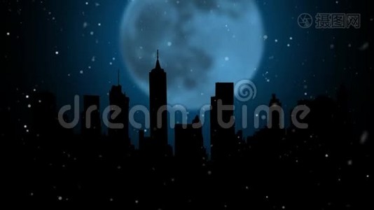 夜晚的城市在月亮的背景上飞舞着雪花和烟火，并铭刻着圣诞快乐视频