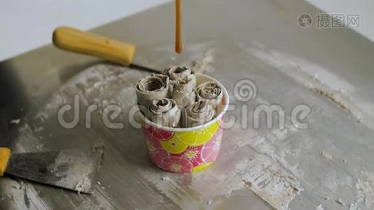 油炸冰淇淋的制作过程。 剪辑。 泰国冷冻锅炒冰淇淋卷。 有机的，天然的滚冰视频