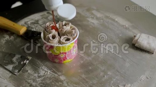 油炸冰淇淋的制作过程。 剪辑。 泰国冷冻锅炒冰淇淋卷。 有机的，天然的滚冰视频
