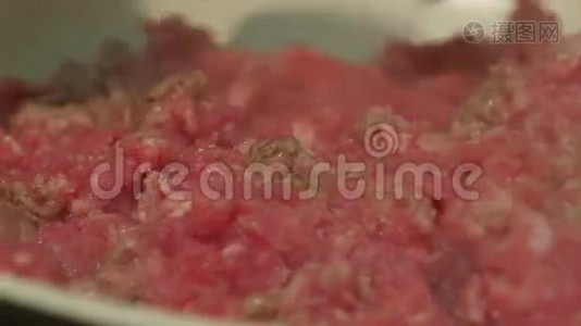 厨师用煎锅烤牛肉. 4k视频