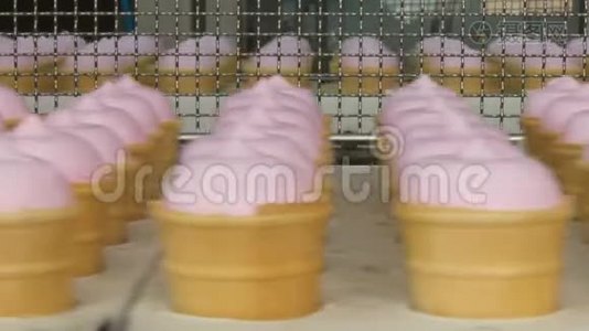 一个华夫饼杯里的粉红色水果和香草冰淇淋。视频