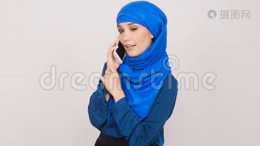 年轻的穆斯林妇女在打电话视频