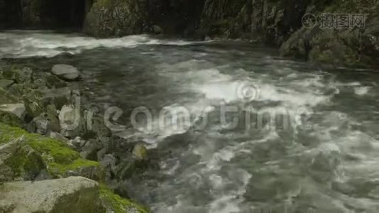 卡皮拉诺河急流，北温视频