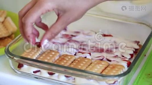 饼干、酸奶油和草莓蛋糕视频