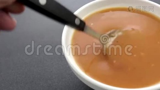 浓汤正在搅拌视频