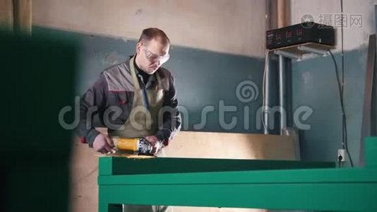 男工在工业上磨钢机构视频