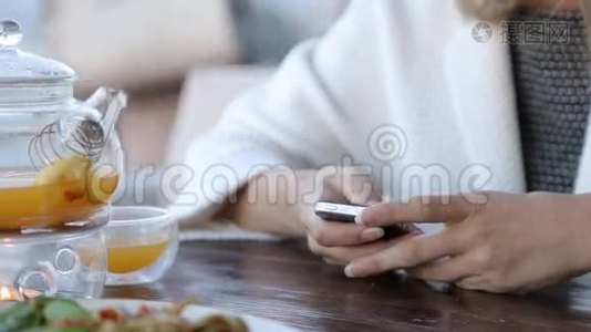 咖啡馆里有智能手机的快乐年轻女子视频