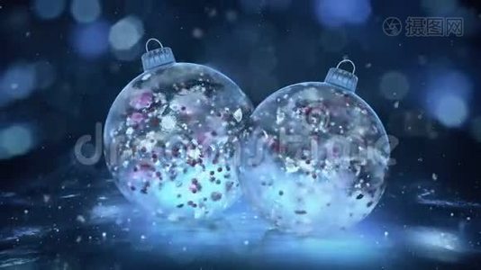 两个旋转的圣诞蓝色冰保布雪彩色花瓣背景循环视频