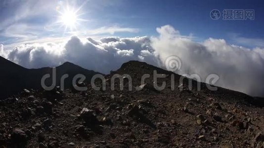 男子和女子徒步旅行在山径视频