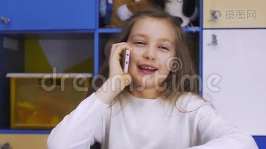 可爱的小女孩使用现代智能手机视频