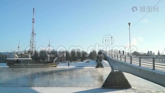 冬季横渡伏勒夫河的行人天桥视频