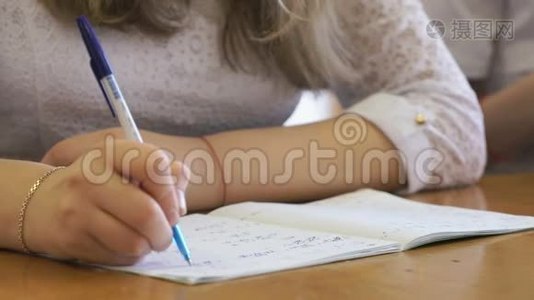 女学生在练习本上写课文。 特写视频
