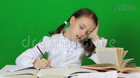 悲伤的女孩写作，芦苇。做家庭作业的孩子视频