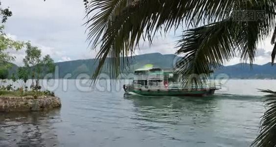 托巴湖景观与船和棕榈树视频