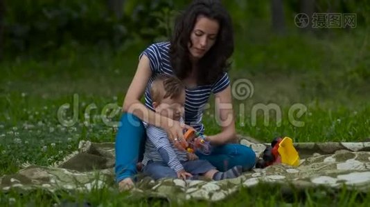 小妈妈和小宝宝在花园里玩。视频