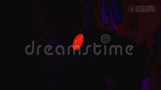 迪斯科俱乐部的红灯笼照在镜球上。视频