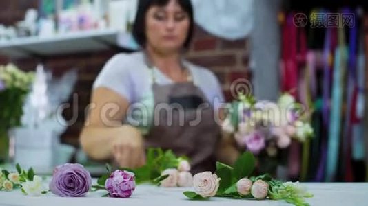 专业花艺师在花艺设计工作室布置花艺婚礼花束视频