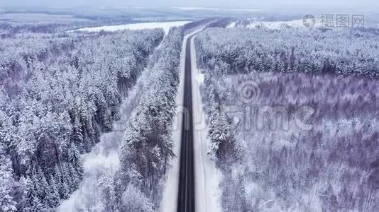 冬天的路上柏油上有冰，冬天的霜冻下有树视频