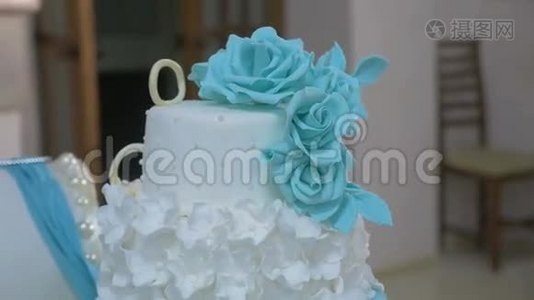 婚礼蛋糕美丽的婚礼蛋糕是餐厅的视频视频