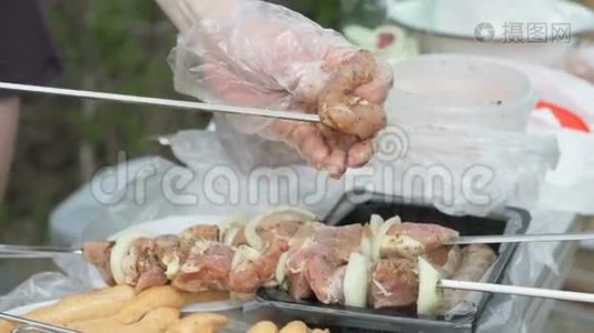 女性用手在扦子上串生肉视频
