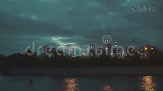 在莫斯科河上航行的船上的景色视频