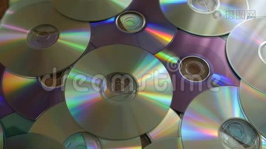光盘掉落在一堆DVD或CD上。视频