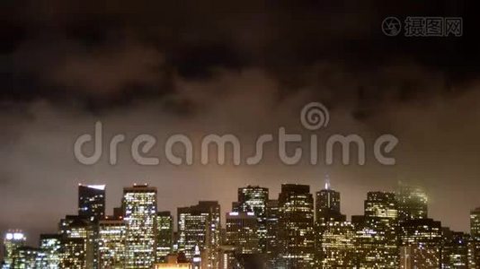 夜晚雾过旧金山天际线的时间视频