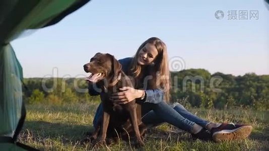 露营。 快乐的女人和狗一起旅行视频