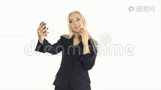 女商人用手机拍自拍照片视频