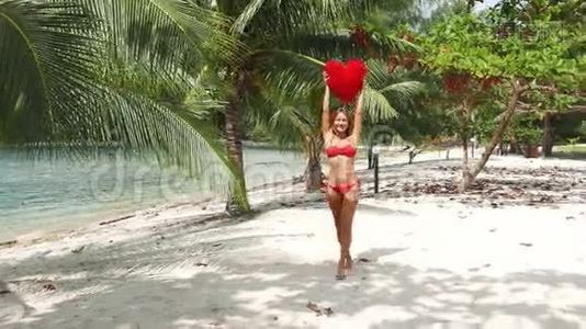 穿着红色比基尼的漂亮女人住在海滩上视频