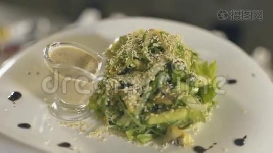 新鲜海藻沙拉在白菜上，慢动作视频