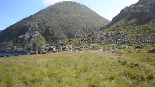 夏季深蓝的海洋和山脉景观，维斯特拉伦挪威视频