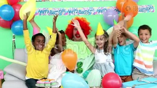 可爱的孩子们和小丑一起庆祝生日视频