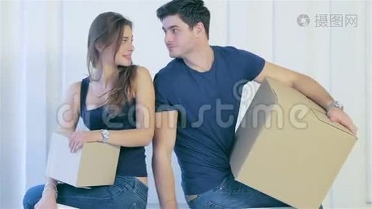 男人和女人站在空荡荡的公寓里视频