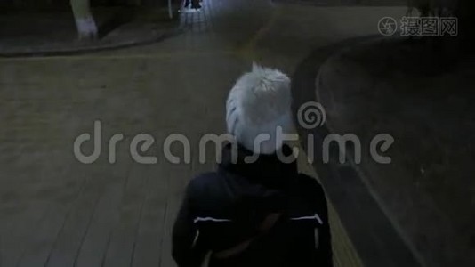 孤独的女孩在晚上散步。 夜城，4K超高清视频