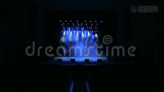 舞台灯光，音乐会前灯光表演测试。视频