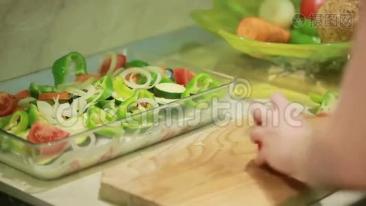 手拿刀切蔬菜煎炸视频