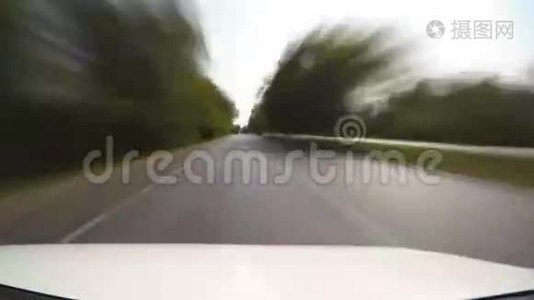 在农村公路上行驶速度视频