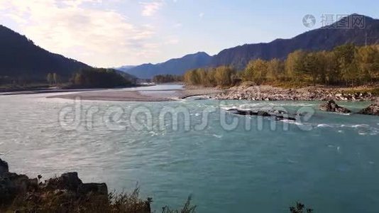 山河全景，绿松石水，夏秋时节视频