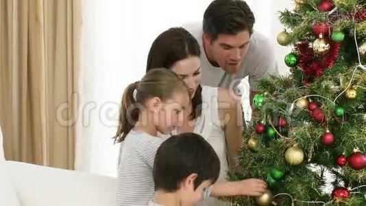 父母和孩子装饰圣诞树视频