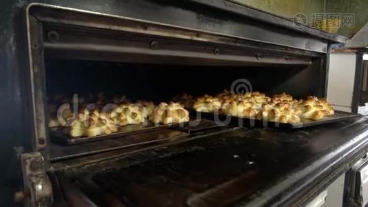 在面包店用烤箱烘烤面团制品视频