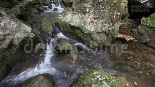 水在大自然的石头间流动视频