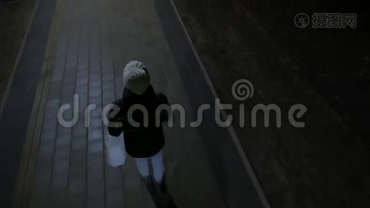 孤独的女孩在晚上散步。 夜城，4K超高清视频