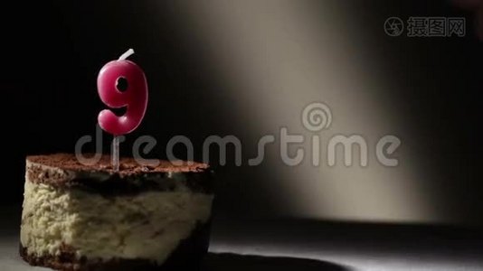 蒂拉米苏蛋糕里的9号蜡烛。视频