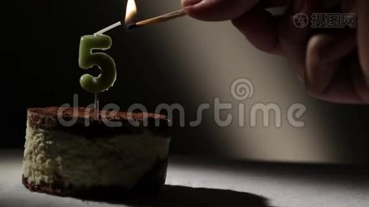 蒂拉米苏蛋糕里有五根蜡烛。视频