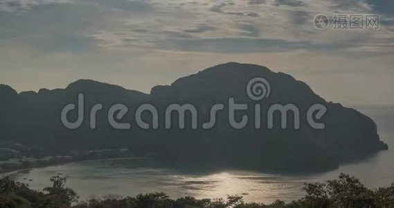 时光流逝，白天的云彩越过美丽的菲菲岛湾景观与船。 安达曼海泻湖。视频